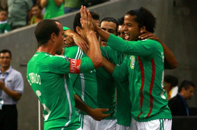 Mexico celebrate against Panama - Giovani Dos Santos gives five to El Tri's captain